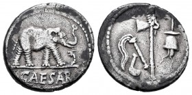 Julio César. Denario. 54-51 a.C. Galia. (Ffc-50). (Craw-443/1). (Cal-640). Anv.: Elefante a derecha pisando una serptiente, en exergo CAESAR. Rev.: At...