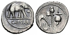 Julio César. Denario. 54-51 a.C. Galia. (Ffc-50). (Craw-443/1). (Cal-640). Anv.: Elefante a derecha pisando una serpiente, en exergo CAESAR.. Rev.: At...