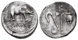 Julio César. Denario. 54-51 a.C. Galia. (Ffc-50). (Craw-443/1). (Cal-640). Anv.: Elefante a derecha pisando una serptiente, en exergo CAESAR. Rev.: At...