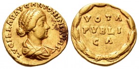 Lucila. Áureo. 164-169 d.C. Roma. (Ric-790). (Cal-2219). (Ch-97). Anv.: LVCILLAE AVG ANTONINI AVG F. Busto drapeado a derecha. Rev.: VOTA / PVBLI / CA...