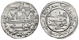 Califato. Hixam II. Dirham. 392 H. Al Andalus. (Vives-569). Ag. 2,86 g. Citando a Tamily en la IA y ´Amir en IIA. Inusual decoración sobre la leyenda ...