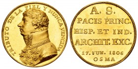 Carlos IV (1788-1808). Medalla de oro. 1806. (Vq-14166, como plata). Anv.: J.M. TRIBUTO DE LA FIEL Y NUNCA VENCIDA. Busto en uniforme a izquierda. Rev...
