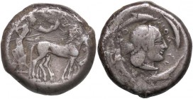 GRECHE - SICILIA - Siracusa (485-425 a.C.) - Tetradracma - Biga a d.; sopra la Nike incorona i cavalli /R Testa di Aretusa a d. attorniata da quattro ...