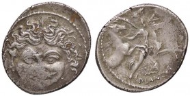 ROMANE REPUBBLICANE - PLAUTIA - L. Plautius Plancus (47 a.C.) - Denario - La Medusa di fronte /R L'Aurora conduce i cavalli del Sole B. 14; Cr. 453/1c...