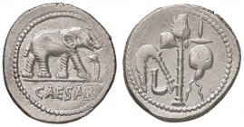 ROMANE IMPERIALI - Giulio Cesare († 44 a.C.) - Denario - Elefante a d. calpesta il dragone /R Berretto a punta, scure, aspersorio e simpulum B. 9; Cr....
