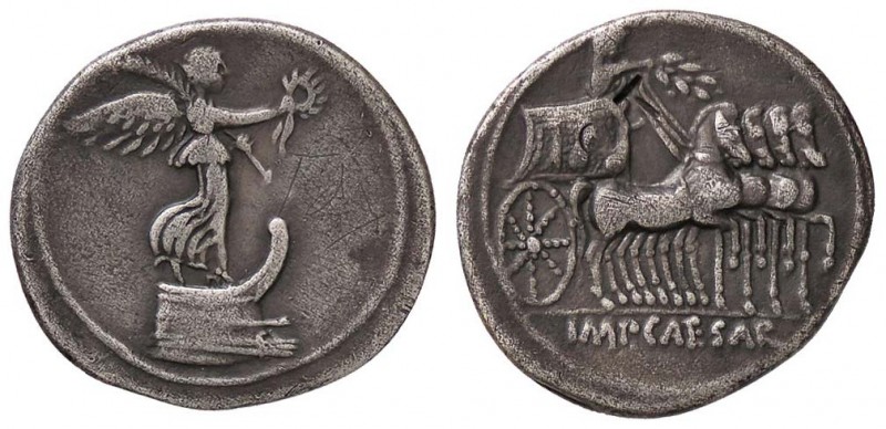 ROMANE IMPERIALI - Augusto (27 a.C.-14 d.C.) - Denario - La Vittoria stante a d....