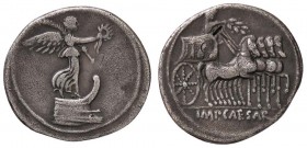 ROMANE IMPERIALI - Augusto (27 a.C.-14 d.C.) - Denario - La Vittoria stante a d. su prua con corona e palma /R Augusto in quadriga a d. B. 154; C. 115...