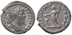 ROMANE IMPERIALI - Settimio Severo (193-211) - Denario - Testa laureata a d. /R L'Imperatore in abiti militari stante a s. con lancia sacrificante su ...