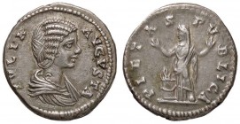 ROMANE IMPERIALI - Giulia Domna (moglie di S. Severo) - Denario - Busto drappeggiato a d. /R La Pietà stante a s. presso un altare con le mani alzate ...