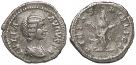 ROMANE IMPERIALI - Giulia Domna (moglie di S. Severo) - Denario - Busto drappeggiato a d. /R La Pietà stante a s. presso un altare con le mani alzate ...