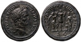 ROMANE IMPERIALI - Caracalla (198-217) - Sesterzio - Testa laureata a d. /R La Vittoria stante a d. con un piede su di un elmo, incorona un trofeo, a ...