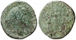 ROMANE IMPERIALI - Caracalla (198-217) - Sesterzio - Testa laureata a d. /R La Vittoria stante a d. con un piede su di un elmo, incorona un trofeo, a ...