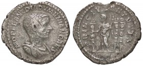 ROMANE IMPERIALI - Diadumeniano (218) - Denario - Busto drappeggiato e corazzato a d. /R Diadumeniano stante a s.; dietro, due insegne militari C. 14;...