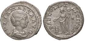 ROMANE IMPERIALI - Giulia Maesa (ava di Elagabalo) - Denario - Busto a d. /R La Felicità stante a s. presso altare acceso con patera e caduceo, a d. u...