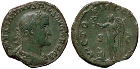 ROMANE IMPERIALI - Massimino I (235-238) - Sesterzio - Busto laureato e drappeggiato a d. /R La Vittoria stante a s. con corona e palma, ai suoi piedi...