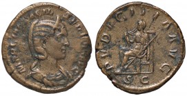 ROMANE IMPERIALI - Otacilia Severa (moglie di Filippo I) - Sesterzio - Busto diademato e drappeggiato a d. /R Il Pudore seduto a s. si aggiusta il vel...