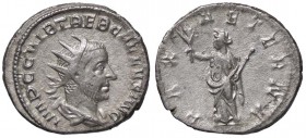 ROMANE IMPERIALI - Treboniano Gallo (251-253) - Antoniniano - Busto radiato e drappeggiato a d. /R La Pace stante a s. con ramo d'ulivo e scettro tras...
