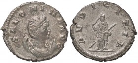 ROMANE IMPERIALI - Salonina (moglie di Gallieno) - Antoniniano - Busto diademato a d. su crescente /R Il Pudore stante a s. si aggiusta il velo e tien...