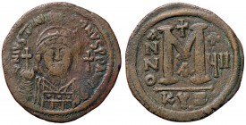 BIZANTINE - Giustiniano I (527-565) - Follis (Cizico) - Busto elmato e corazzato di fronte con globo crucigero /R Lettera M sormontata da croce accost...