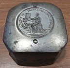 VARIE Conio (?) di medaglia di Santa Caterina da Bologna, la medaglia misura 46 mm, il conio mm 50x75x75, peso kg. 2,239
Ottimo