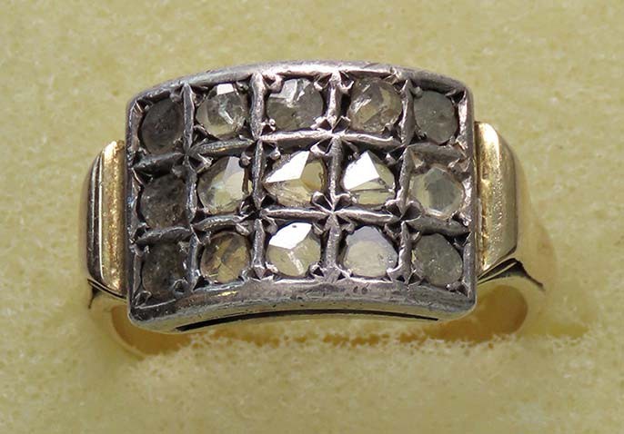 VARIE - Gioielli da antiquariato Anello in oro con brillantini, gr. 5,72
Ottimo