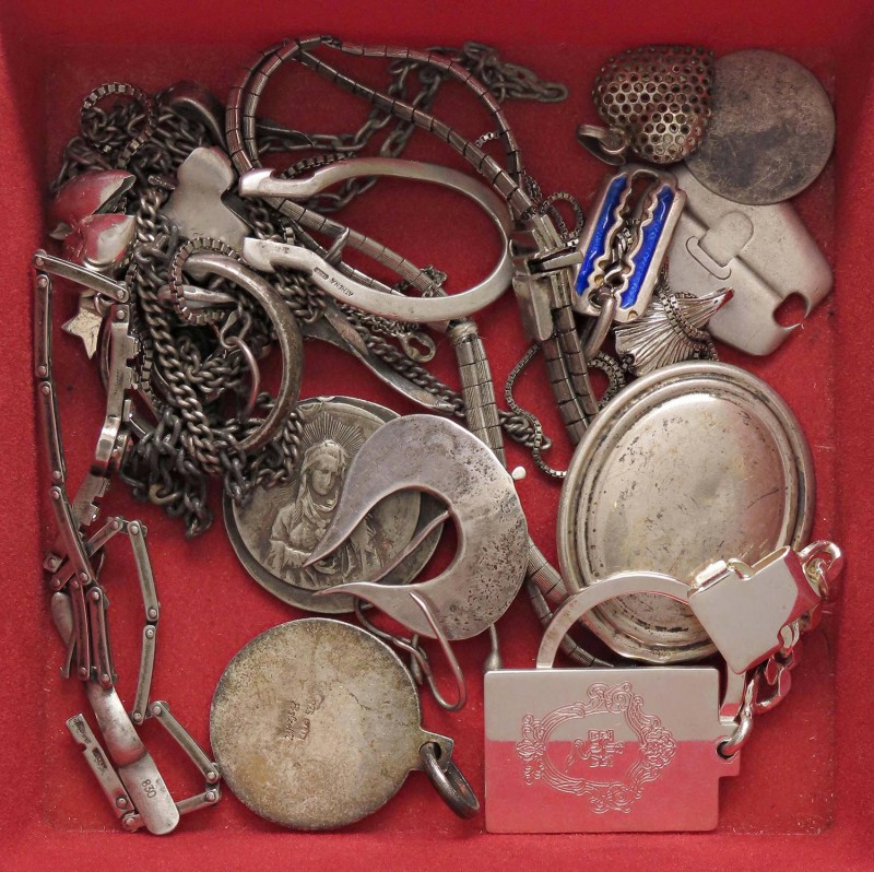 VARIE - Gioielli da antiquariato Insieme di oggetti in AG, gr. 100 circa
Buono
