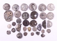 Lote de 33 monedas de plata de la antigüedad, incluye alguna moneda forrada y partida. A examinar. RC/MBC+.