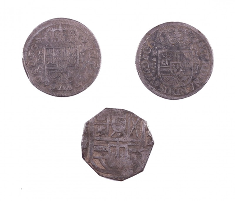 Lote formado por 3 monedas: 2 reales de Toledo de la época de los austrias, 1 re...