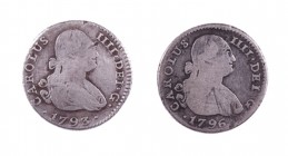 1793 y 1796. Carlos IV. Sevilla. CN. 1 real. Lote de 2 monedas. A examinar. BC/BC+.