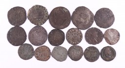 Lote de 2 pequeños bronces del bajo imperio romano, 13 monedas medievales castellanas y 2 del Imperio europeo. BC-/MBC-.