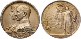 1929. Alfonso XIII. Barcelona. Exposición Internacional. (Cru.Medalles 1260). 71,48 g. Ø50 mm. Plata dorada. Grabadores: A. Parera y E. Ausió. Golpe e...