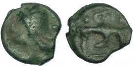 GALIA. Leucos. Potin. (c. 100 a.C.). A/ Cabeza con casco a izq. R/ Toro embistiendo a der.; encima lirio. LT-9155. BLA-No. SBG-143. BC+.