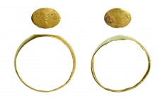 ROMA. Imperio Romano. Oro. Lote de dos anillos, uno anepigráfico y otro epigrafíado con PRIMA. MA en monograma. Diámetro: 14 mm. Siglos II-III d.C.