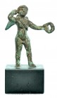 ROMA. Imperio Romano. Bronce. Figura exenta de Cupido con carcaj y corona de laurel. Alura: 5,1 cm. Incluye peana. Siglos I-II d.C.