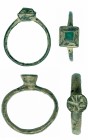 ROMA. Imperio Romano. Bronce y ágata verde. Lote de dos anillos, uno con piedra verde y otro con ave. Diámetro: 17 y 19 mm. Siglos IV-V d.C.