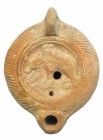 ROMA. Imperio Romano. Terracota. Lucerna con representación de oso a izquierda. Altura: 12,4 cm. 175-225 d.C.