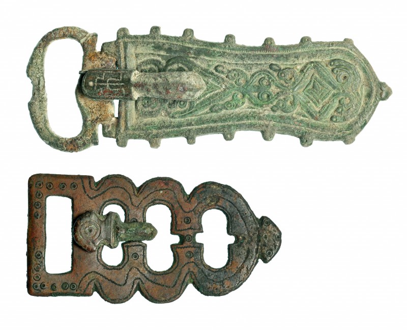 VISIGODO. Bronce. Lote de dos hebillas liriformes: una con decoración vegetal es...