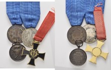 * MEDAGLIE ITALIANE
LOTTI
Lotto di n. 4 medaglie con nastro italiane, due al valore militare. Buone condizioni