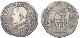 MONETE ITALIANE REGIONALI
ROMA
Sisto V (Felice Peretti), 1585-1590. Testone. Ar gr. 9,00 SIXTVS V PONT MAX Busto a s., piviale con figura di Santo, ...