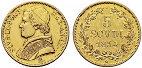 MONETE ITALIANE REGIONALI
ROMA
Pio IX (Giovanni Maria Mastai Ferretti), 1846-1870. 5 Scudi 1854 a. IX. Au Effigie del Papa a s. Rv. Valore entro cor...