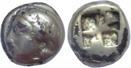 EL Hekte fourré
Ionia. Phokaia, c. 478-387 BC, Head of Dionysos left, wearing ivy wreath / Quadripartite incuse square
10 mm, 2,35 g
Bodenstedt 89