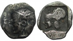 Diobol AR
Mysia, Lampsakos. c. 500-490 BC. Female janiform head, wearing taenia, earring and necklace / Head of Athena left, Corinthian helmet pushed...