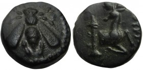 Bronze Æ>br>Ionia. Ephesos, c. 295-288 BC, Bee with straight wings/ Stag kneeling right, head left, very fine
12 mm, 2,9 g