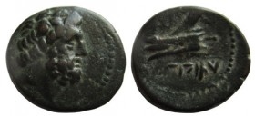 Bronze Æ
Phoenicia. Arados, c. 150-100 BC, Jugate heads of Zeus right / Prow of galley left; Phoenician inscription above and year below
15 mm, 3,29...