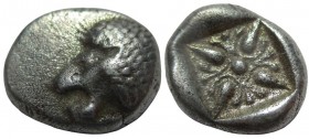 Diobol AR
Ionia. Miletos, Late 6th-early 5th century BC, Forepart of lion right, head left / Stellate design within square incuse
8mm, 1,10 g