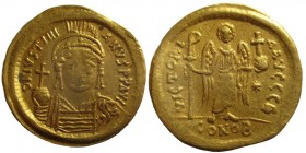 Solidus AV
Justinian I (527-565), Constantinople, D N IVSTINIANVS P P AVG.Helmeted and cuirassed bust facing, holding globus cruciger and shield deco...