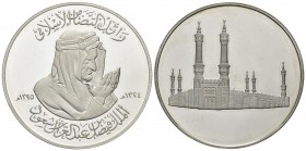 ARABIA SAUDITA
Khalid b. 'Abd al-'Aziz, 1975-1982.. Medaglia in argento AH1395 (1975).
Ag gr. 60,00 mm 50
Dr. Busto del Re Faisal (assassinato nel ...