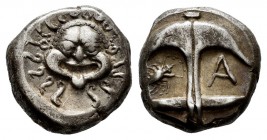 Tracia. Apolonia Pontika. Dracma. 450-400 a.C. (Gic-1655). (Cy-1544). Anv.: Cabeza de Gorgon. Rev.: Ancla con crustáceo a izquierda y A a derecha. Ag....