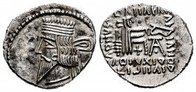 Imperio Parto. Vologases III. Dracma. 105-147 d.C. (Gic-5831). (Mitchiner-672). Anv.: Busto diademado a izquierda. Rev.: Arquero entronizado a derecha...