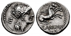 Junia. Denario. 91 a.C. Roma. (Ffc-789). (Craw-337/3a). (Cal-869). Anv.: Cabeza de Roma a derecha, detrás letra E. Rev.: Victoria en biga a derecha, e...